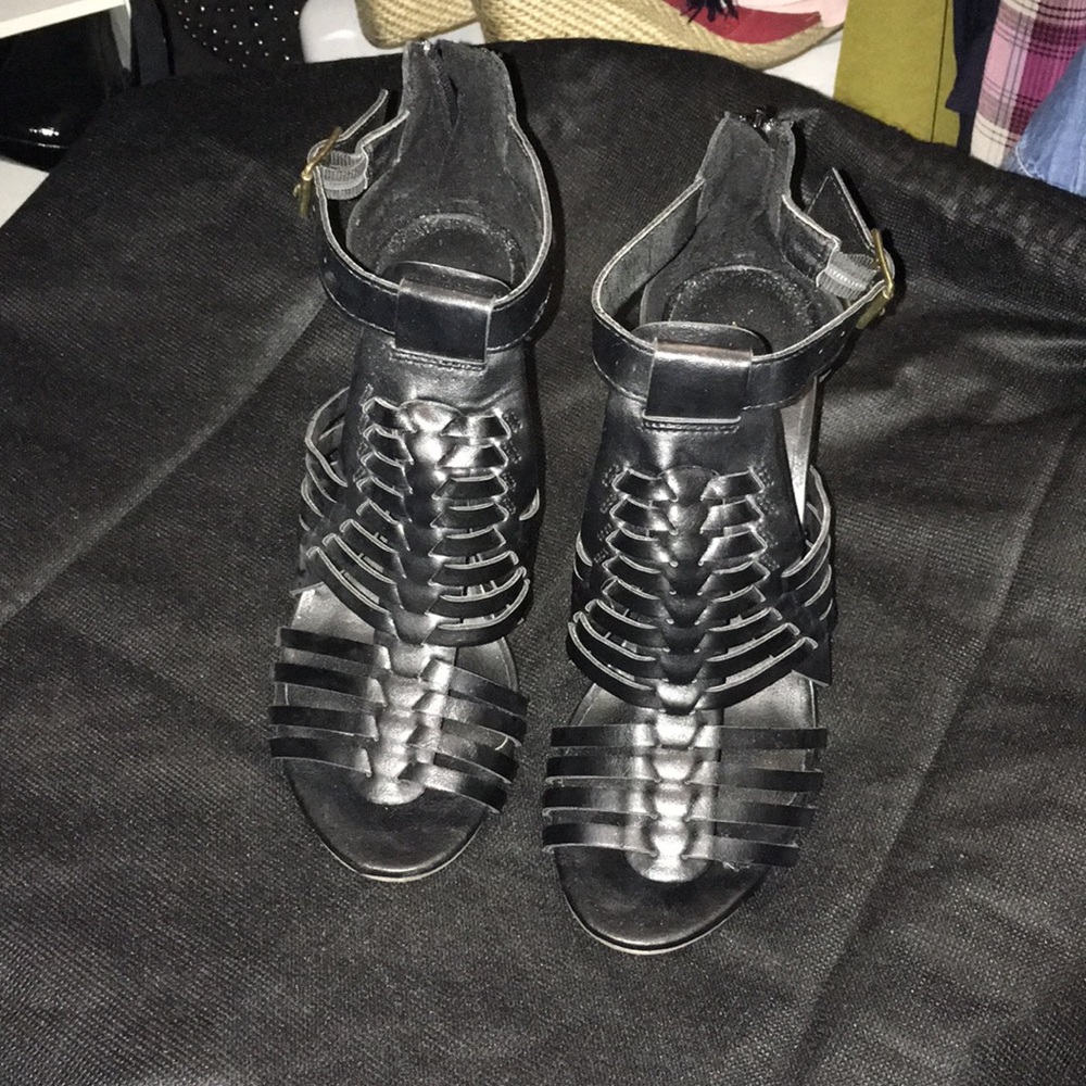 American Eagle women’s sandals with chunky heels